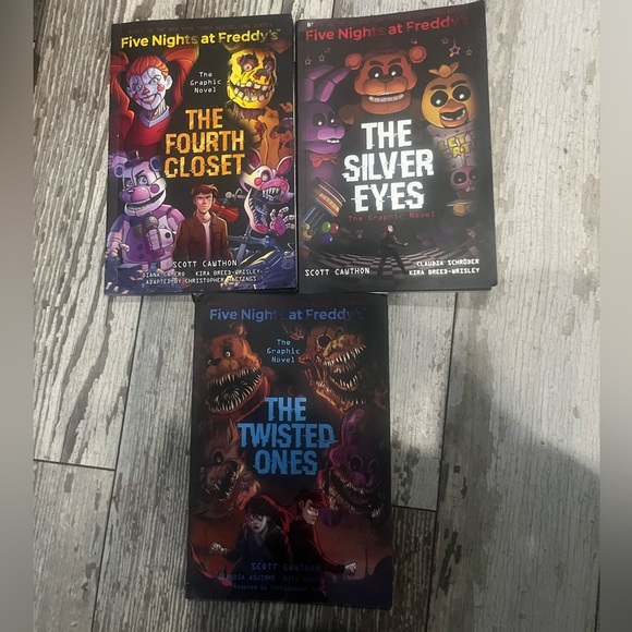 3   5 nights at Freddy’s graphic novels - Picture 1 of 1